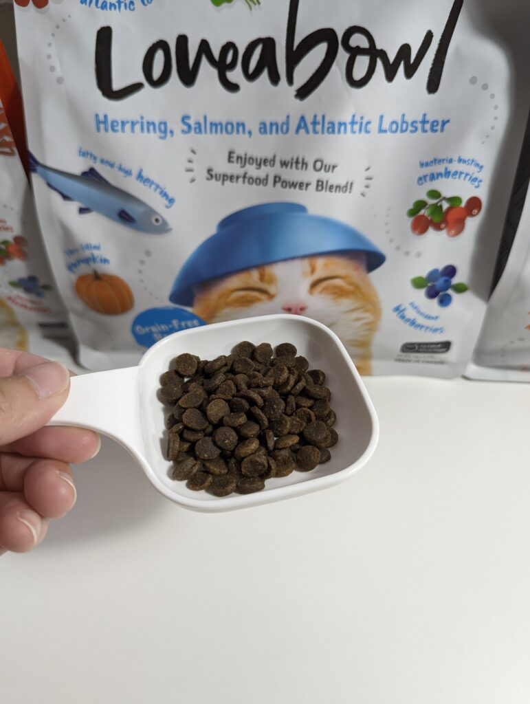 貓咪飼料｜囍碗Loveabowl｜來自加拿大的 天然無穀寵糧推薦：挑食貓好滿足的海陸饗宴無穀飼料，小顆好入口，小型貓咪也能大口吃