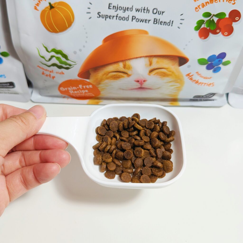 貓咪飼料｜囍碗Loveabowl｜來自加拿大的 天然無穀寵糧推薦：挑食貓好滿足的海陸饗宴無穀飼料，小顆好入口，小型貓咪也能大口吃