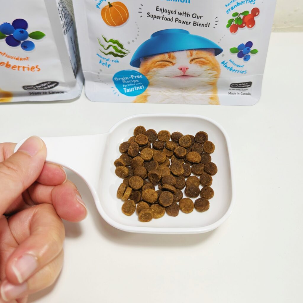 貓咪飼料｜囍碗Loveabowl｜來自加拿大的 天然無穀寵糧推薦：挑食貓好滿足的海陸饗宴無穀飼料，小顆好入口，小型貓咪也能大口吃