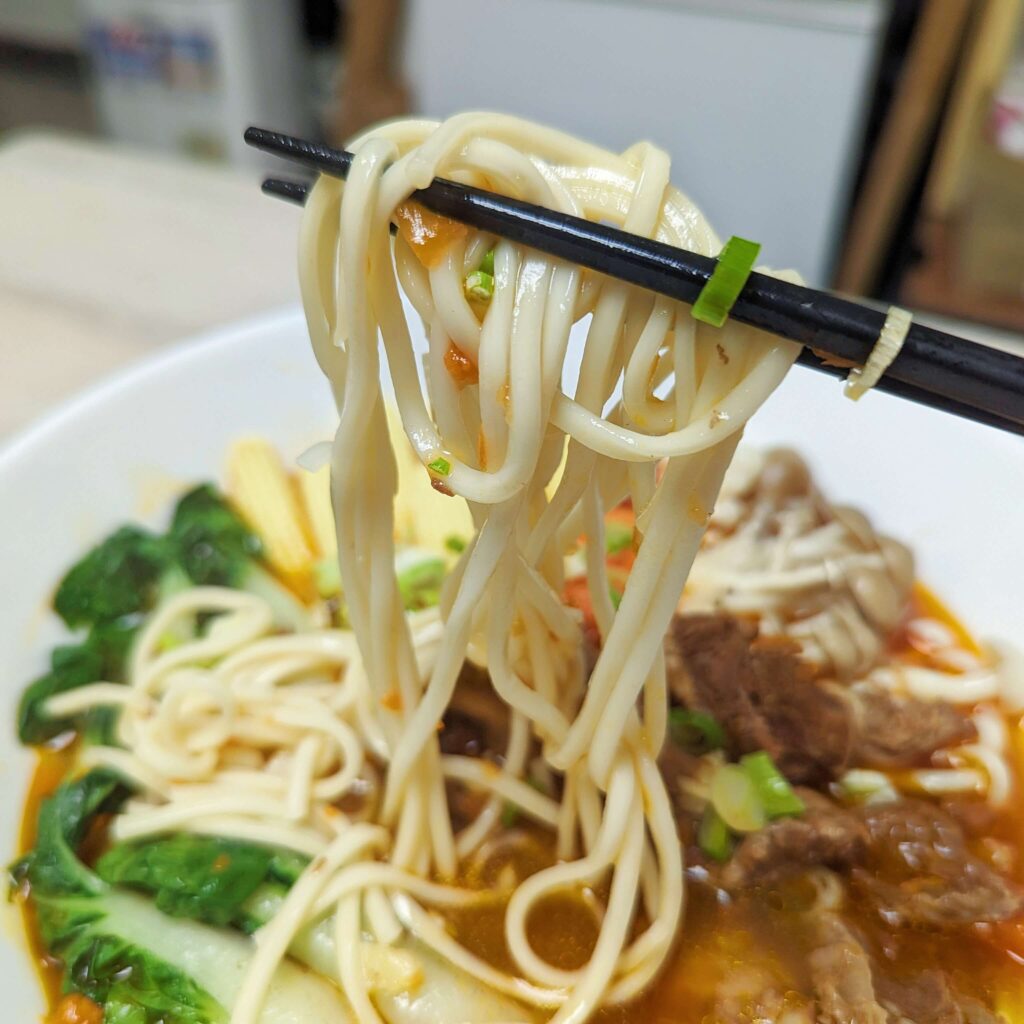 美味推薦｜初耘牛肉麵評價｜分享好吃牛肉麵調理包與QQ彈牙的乾拌麵(初拌麵) 開箱，讓在家也能吃到眷村料理好美味
