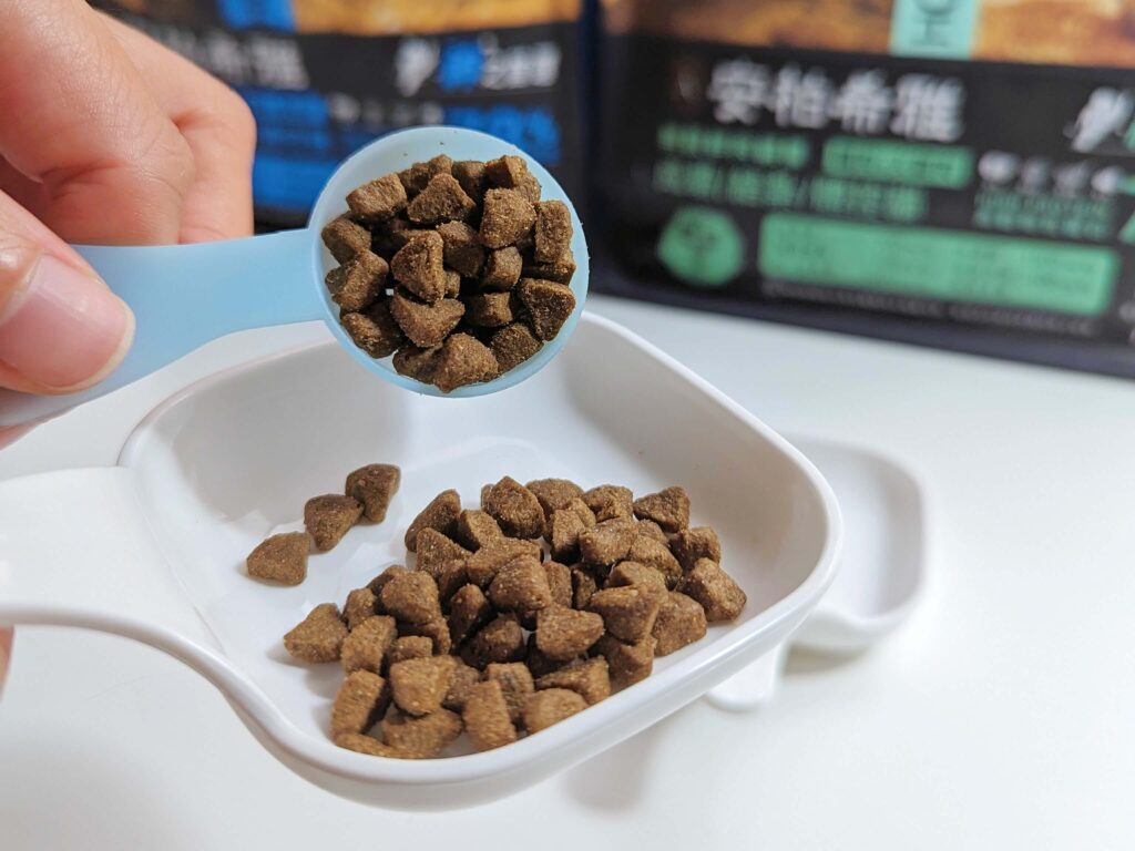 2024飼料推薦｜王品寵物｜安柏希雅 AMBROSIA 飼料-無榖鮮肉貓糧，使用高動物性蛋白，添加毛球控制配方與益生菌+益生元，讓貓貓好好吃開箱
