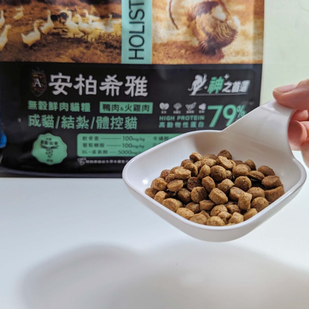 2024飼料推薦｜王品寵物｜安柏希雅 AMBROSIA 飼料-無榖鮮肉貓糧，使用高動物性蛋白，添加毛球控制配方與益生菌+益生元，讓貓貓好好吃開箱