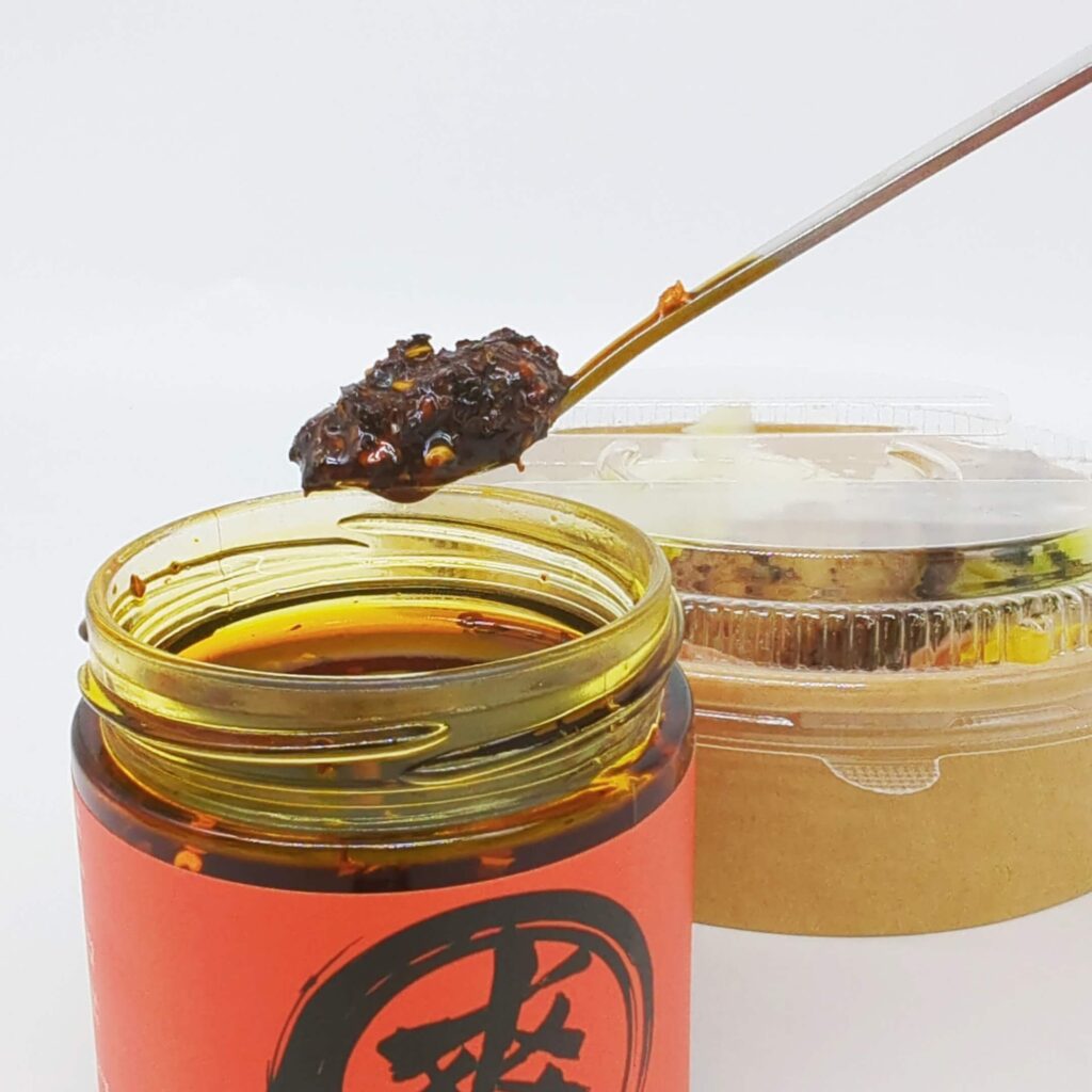 泰式辣油開箱｜阿羅嬤嬤香辣油｜無辣不歡，夏日必備佐味香辣油推薦，黃金比例6:4 香辣登場，來一勺靈魂香辣油，震撼點亮你的味蕾