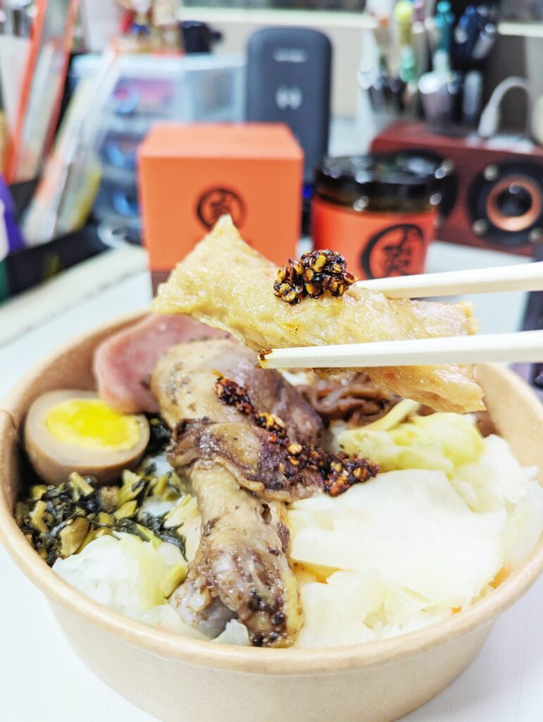 泰式辣油開箱｜阿羅嬤嬤香辣油｜無辣不歡，夏日必備佐味香辣油推薦，黃金比例6:4 香辣登場，來一勺靈魂香辣油，震撼點亮你的味蕾