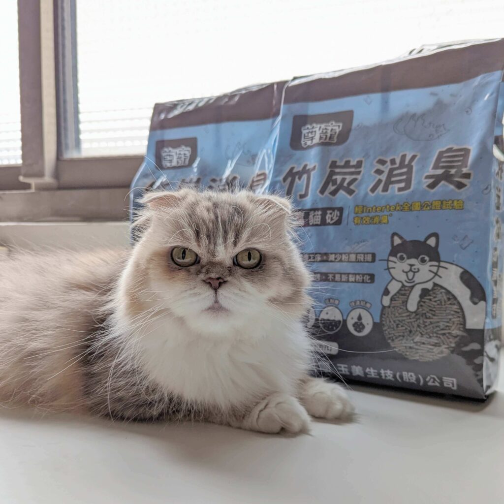 貓咪豆腐砂開箱｜尊寵消臭豆腐砂｜竹炭消臭豆腐砂心得，奶香除臭佳、凝結力強、可沖馬桶，貓咪接受度高