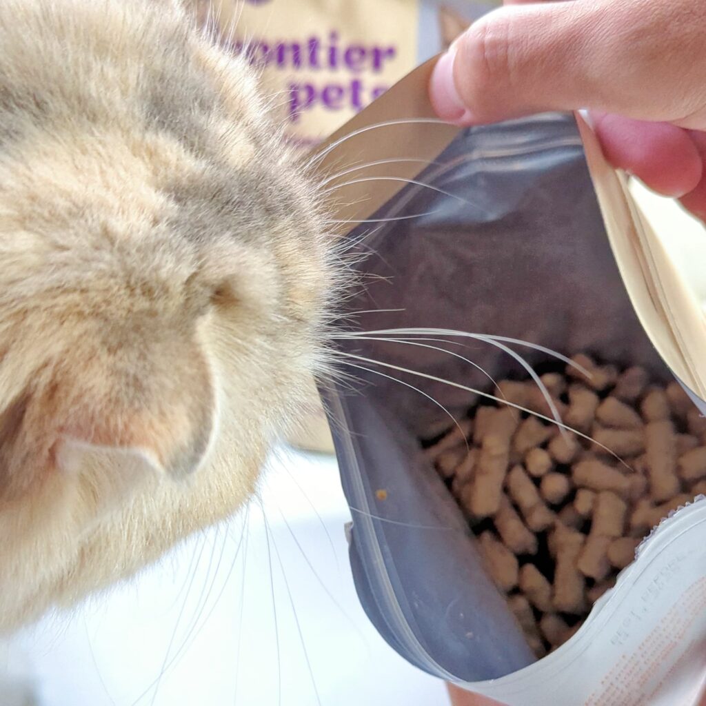 全齡貓都可食｜Frontier悅緻原凍｜低敏原肉貓凍乾，低碳水、高蛋白、嗜口性佳，營養好吃，讓挑食貓咪也瘋狂！-AG吃貨