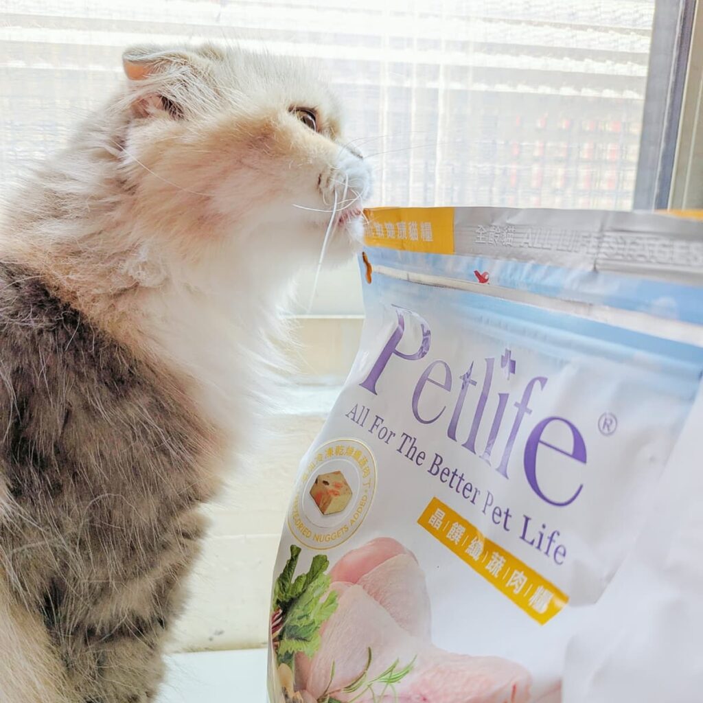 2024貓飼料｜Petlife評價｜挑食貓新選擇MIT主食貓糧：晶饌纖蔬肉糧｜蔬菜凍乾、低敏優穀、益生菌、適口性佳｜AG吃貨