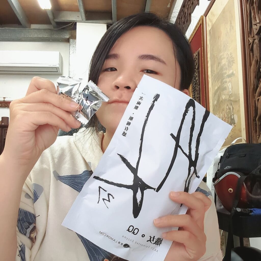 酵素軟糖開箱｜愛康LAMORCOM｜AK37 暢。果蔬發酵軟糖-孅女QQ，小巧好吃好攜帶，每天都暢快－AG吃貨