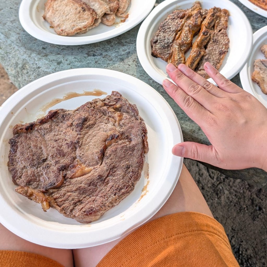 中秋團圓肉香撲鼻｜小宅市集x成功牛排聯名神級燒烤7件組｜超便利的烤肉組開箱、實吃心得、零失敗中秋烤肉組合推薦 - AG吃貨