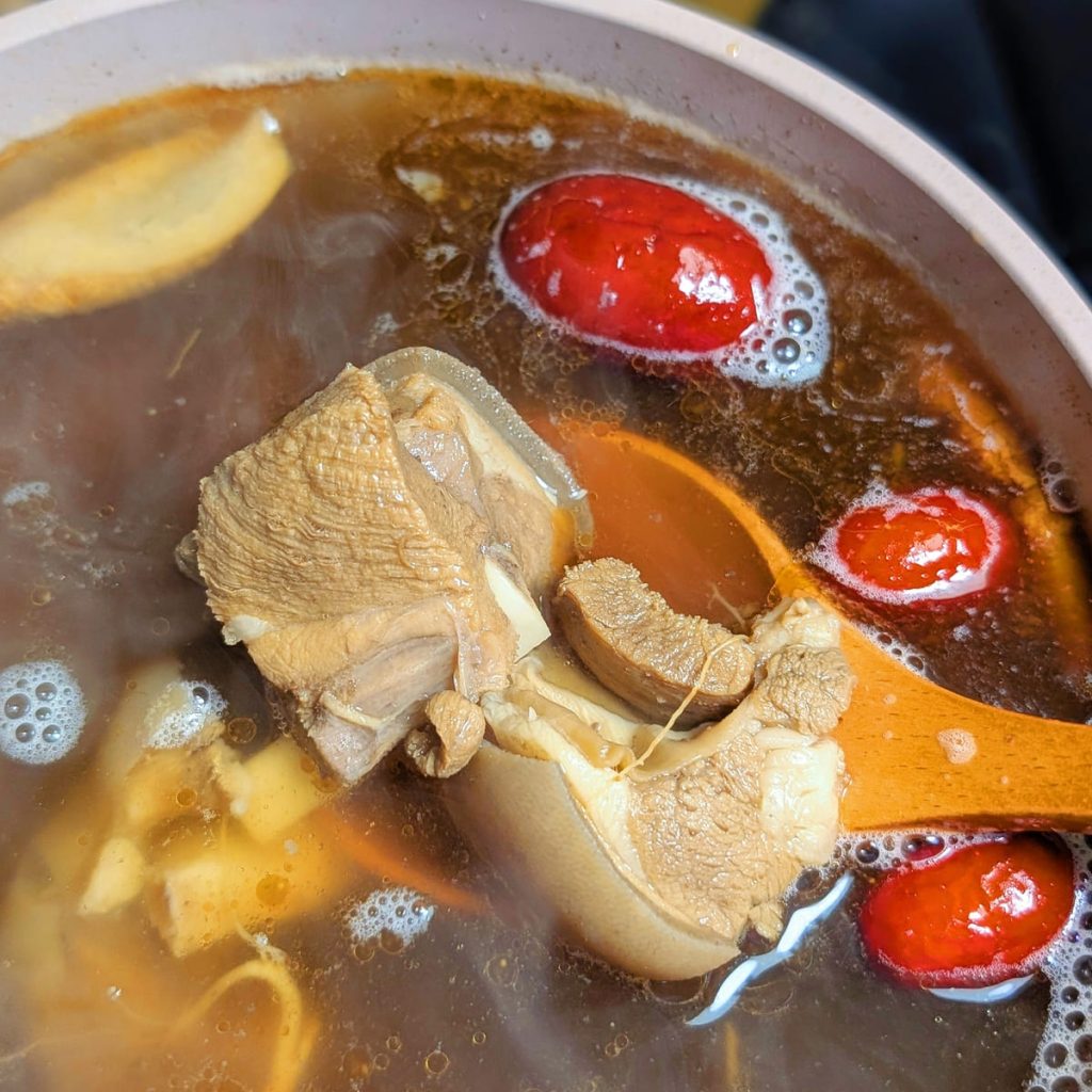 百年吳家評價｜基隆廟口美食宅配美食：冷凍即食湯品推薦，冬日必備的漢方養生湯品（羊肉爐、藥膳排骨、麻油雞）-AG吃貨