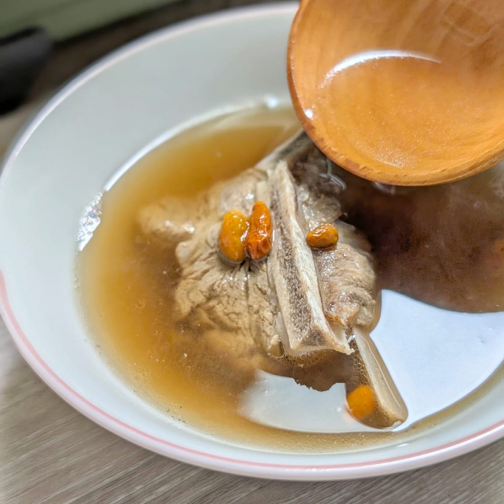 百年吳家評價｜基隆廟口美食宅配美食：冷凍即食湯品推薦，冬日必備的漢方養生湯品（羊肉爐、藥膳排骨、麻油雞）-AG吃貨