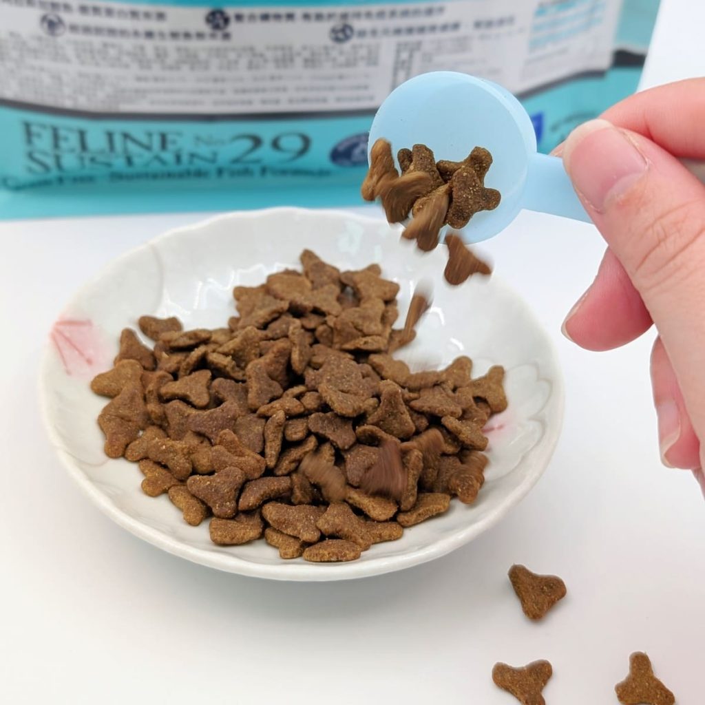 貓飼料開箱｜挑嘴貓「小花」與 Annamaet安娜美廚 29號配方 天然無穀貓糧 體驗：極地鱈魚的驚喜魅力！AG吃貨