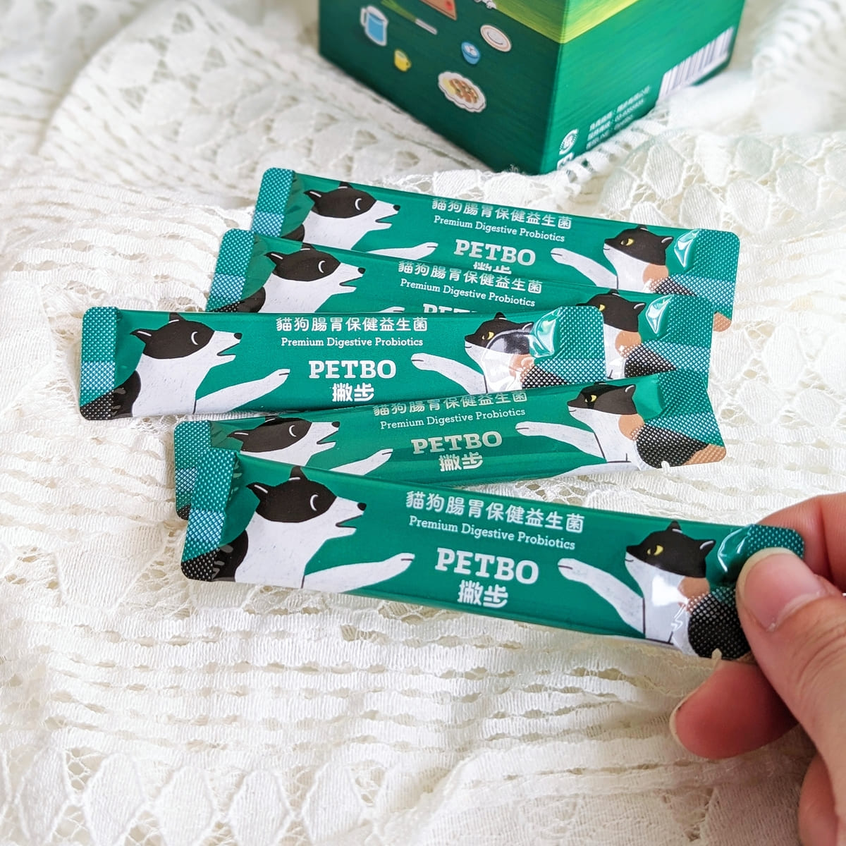 毛孩保健開箱:貓咪益生菌怎麼選?撇步PETBO寵物腸胃保健益生菌,挑嘴貓小花的腸胃大冒險:一場從便便開始的幸福革命-AG吃貨