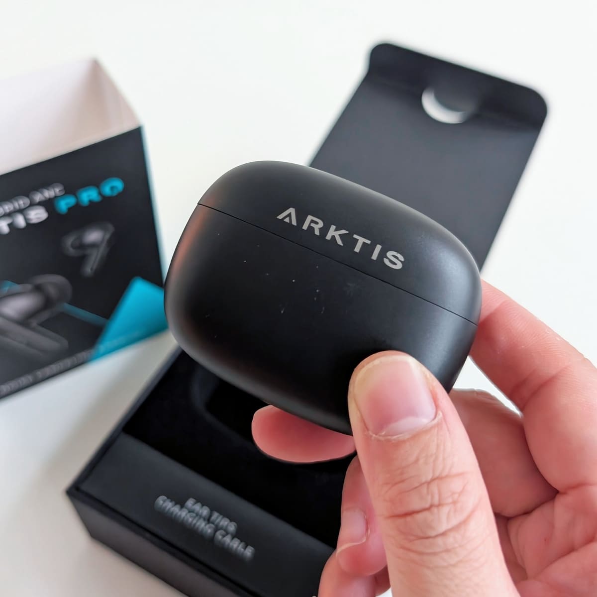 Arktis Pro 降噪耳機評價｜千元級也能有旗艦級的音質體驗？通勤、工作、追劇全場景實測開箱-AG吃貨