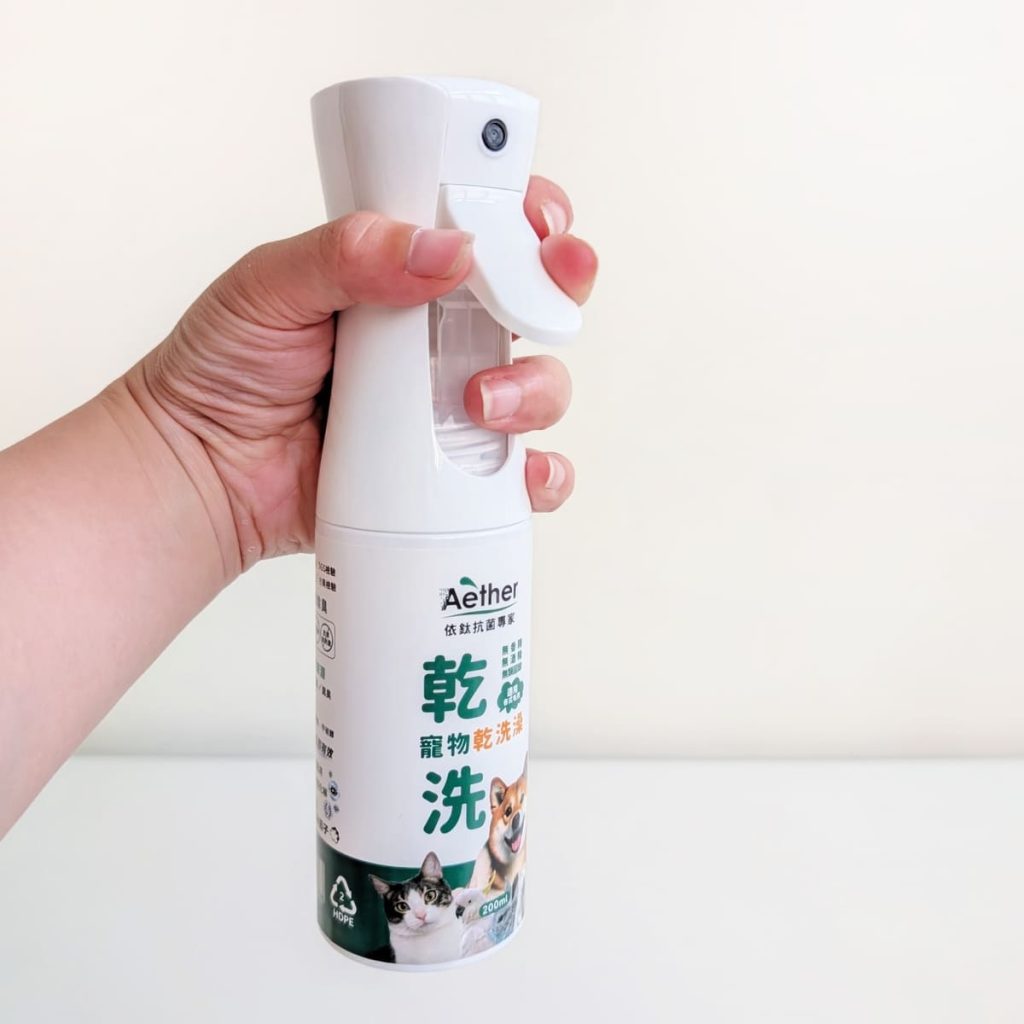 Aether依鈦抗菌專家-寵物抗菌除臭噴霧｜貓咪怕洗澡怎麼辦？12歲長毛貓實測｜寵物乾洗澡推薦真實心得-AG吃貨